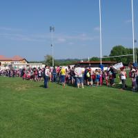 Rassemblement des équipes pour le défilé et l'hymne olympique