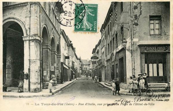 Carte postale ancienne la tour du pin rue ditalie 1900