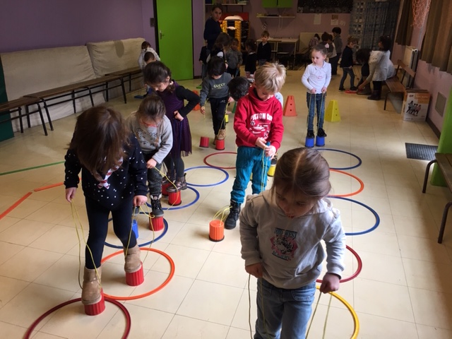 Maternelle motricite echasses