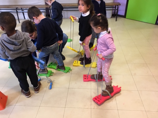 Maternelle motricite ski