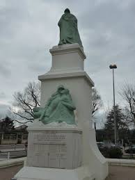 Monument aux morts tour du pin